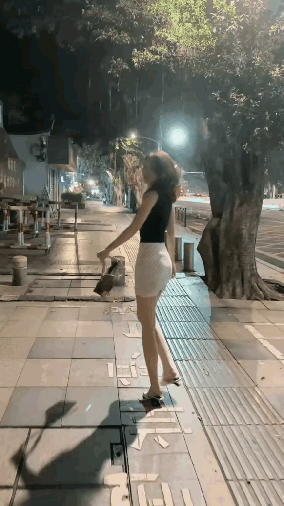 女人漂亮和男人有钱一样，好坏参半。可以让你潇洒快活，也可以让你万劫不复。