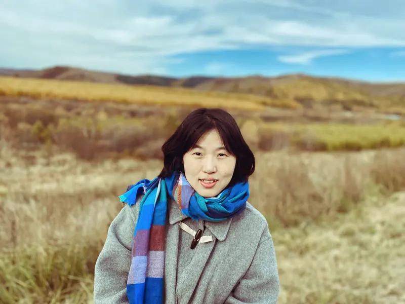 火到人民日报啦！江西俩黑衣男子在池塘边散步，瞧见水里有浪花，怀疑有人落水，赶忙跑