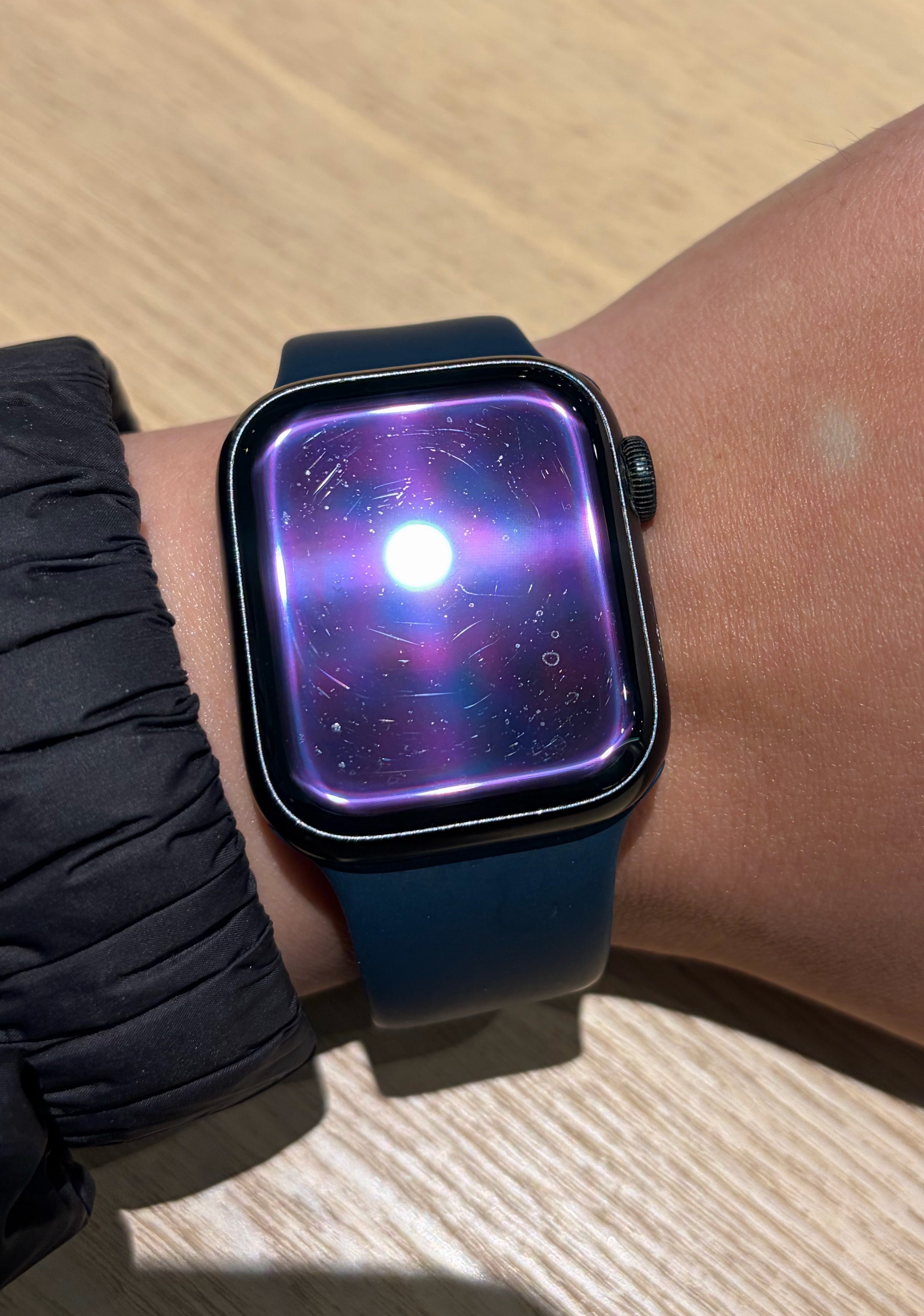大家的Apple Watch都有贴膜吗？如果没贴的话就会跟我的一样，屏幕全是划痕