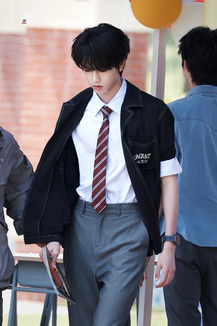 张桂源顾晨阳篮球社门面 张桂源好薄  张桂源顾晨阳篮球社门面，张桂源好薄，咱就说