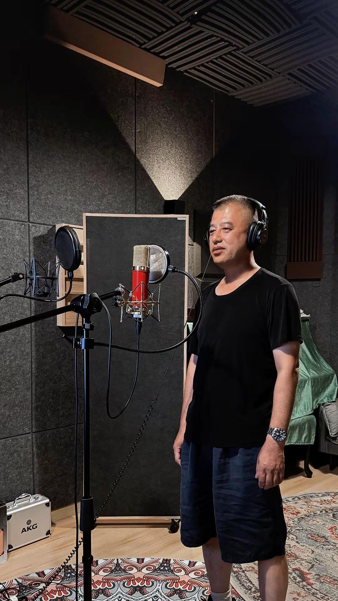 老父亲也是在录音棚体验了一把，高兴了