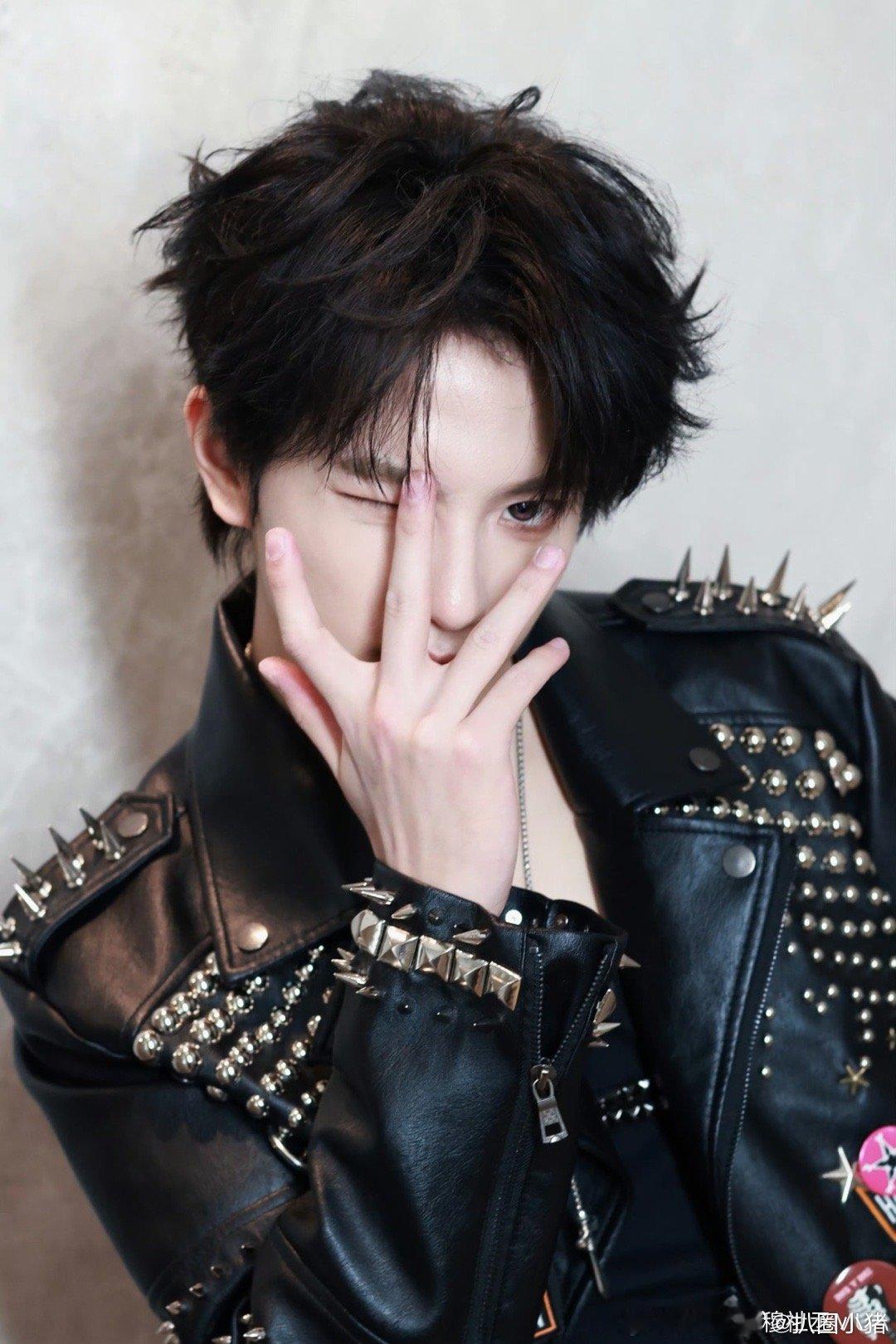 穆祉丞铆钉皮衣九宫格 穆祉丞微博更新九宫格，好权威的建模脸，男神稳定发挥。 