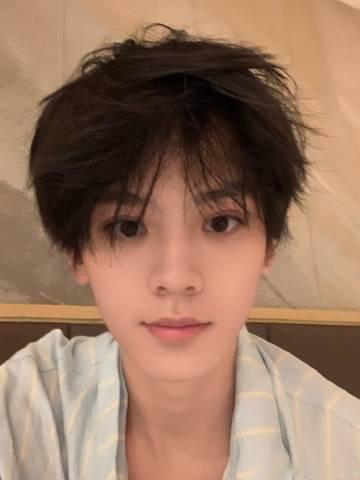 左航素颜照 左航刚睡醒素颜照 左航素颜也太萌啦~左航ZH