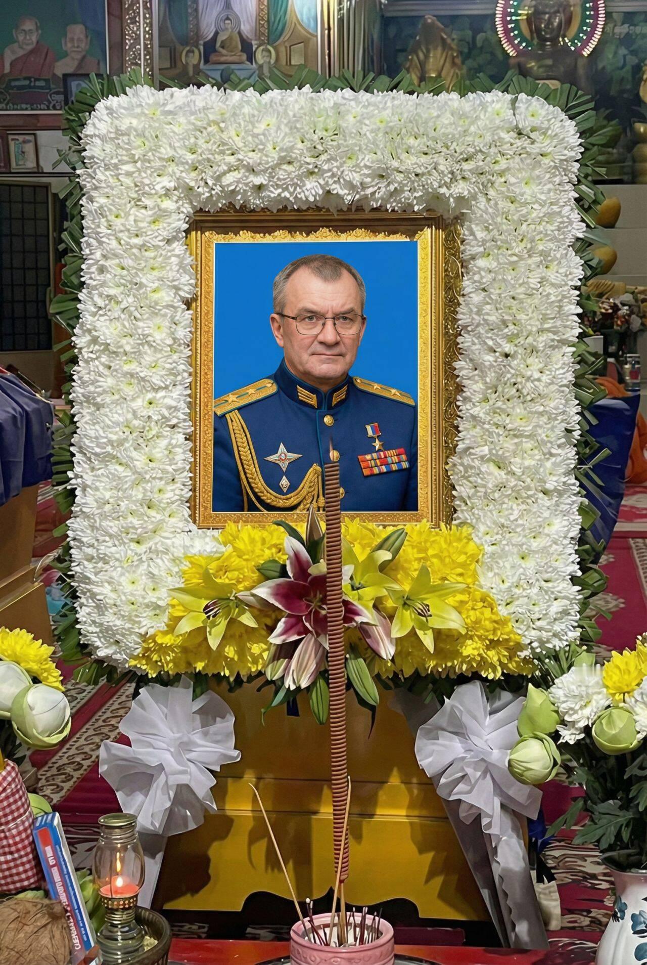 【俄军事顾问在泰柬冲突前线遭袭身亡 疑遭情报泄露】
俄陆军上校维亚切斯拉夫·巴兰