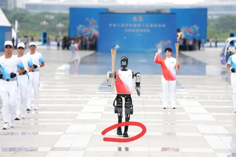 全运会惊现“机”火炬手！深圳“夸父”机器人零失误传火，网友：这波科技感赢麻了
 