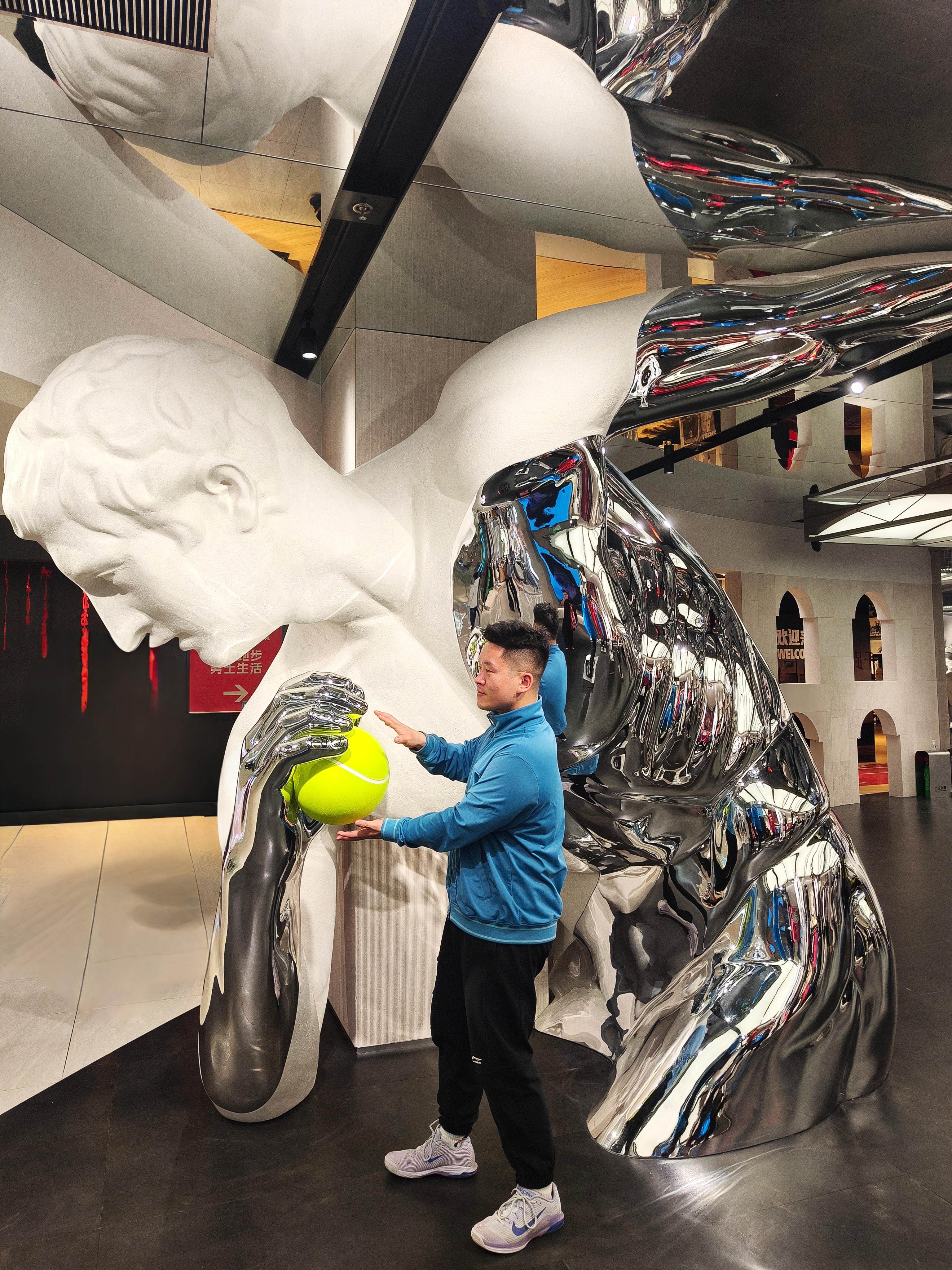 商场的网球元素还挺酷炫的吃饭在7楼，玻璃底儿，我坐在椅子上腿都是软的走路都只走下