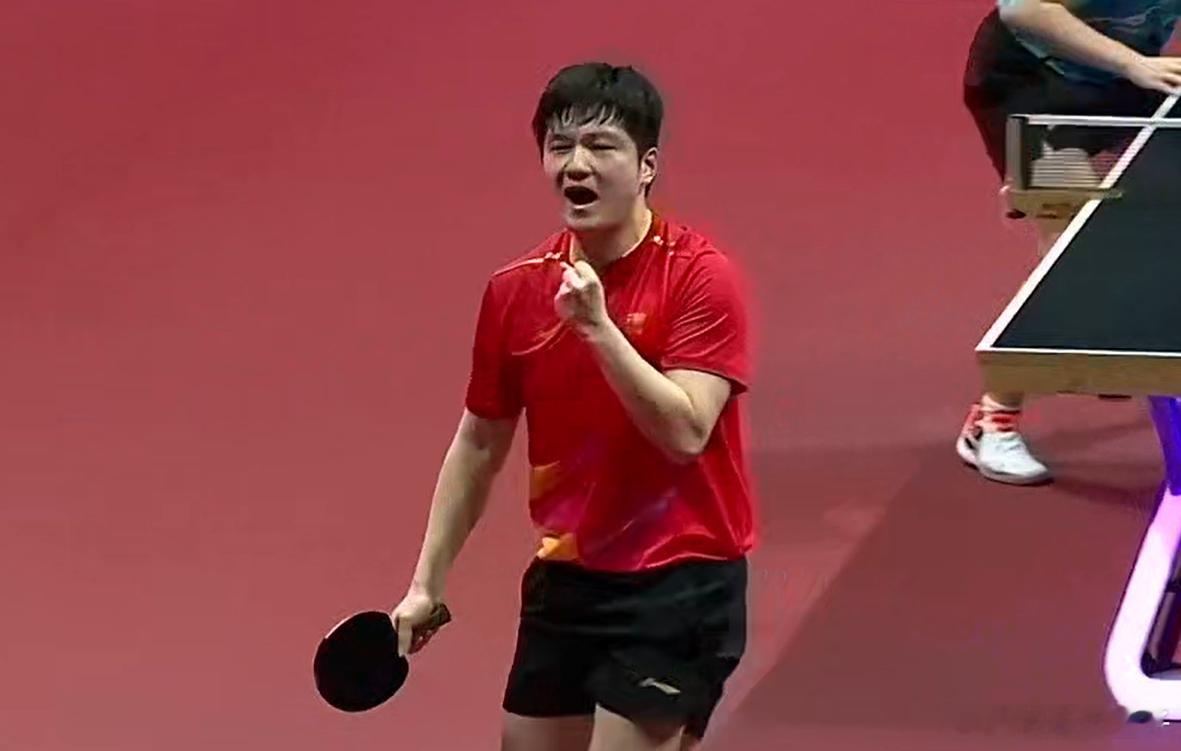 樊振东让一追三又把王楚钦赢了，同时帮助上海队把大比分扳平1-1。前两局对轰挺刺激
