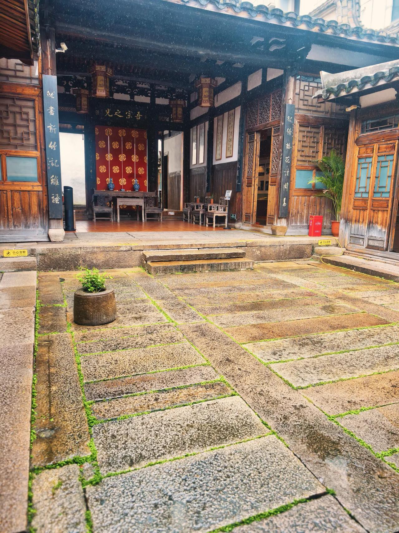 雨润古宅。石板间，冒出了天然绿色美缝。这绿的可爱的苔绿，为古香古色的宅院增色不少