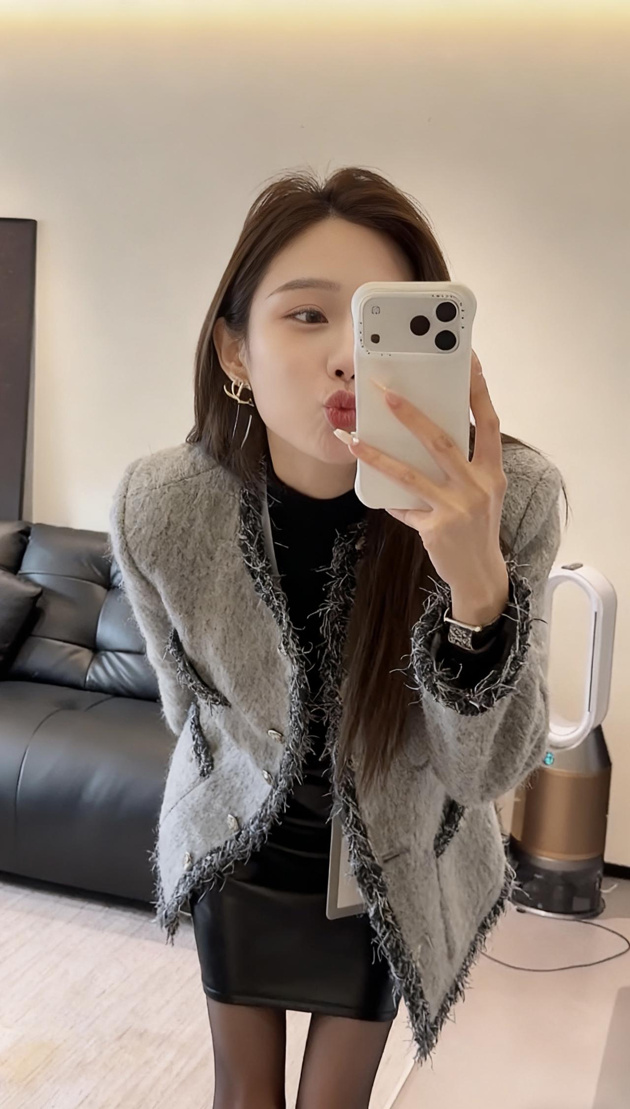 这套穿搭以灰色流苏边小香风外套为核心，内搭黑色高领打底，下装搭配黑色皮质短裙与黑