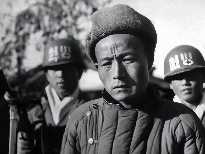 1952年，朝鲜巨济岛上，叛徒李大安把两名志愿军战士心脏剜出剁成肉馅包饺子，还把