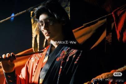 侯明昊唱雀骨片头曲 侯明昊开口的一瞬间，整首曲子就被带动起来，期待他的高音表现，