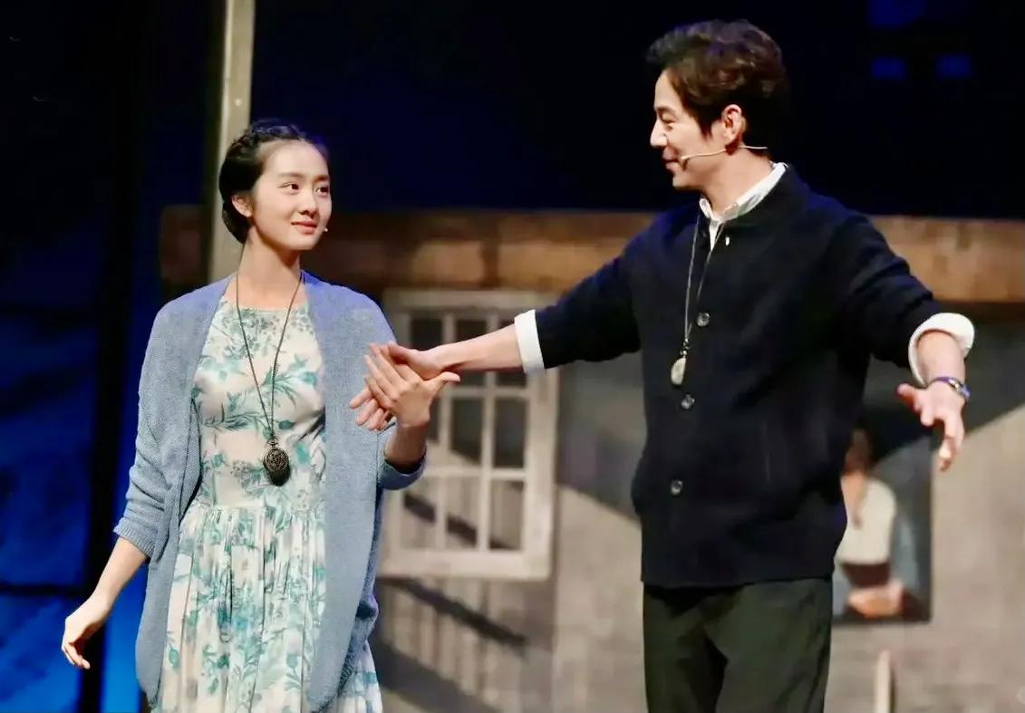 黄多多和何教师共同出演话剧 ！
 17岁的黄多多长得是好看，缺少了少女的天真浪漫