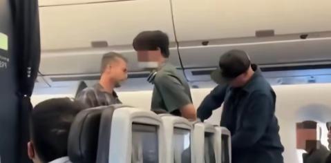 一拳挥出去，对方有没有服气不知道，一家三口的美国之旅却当场归零！飞机刚落地，二十