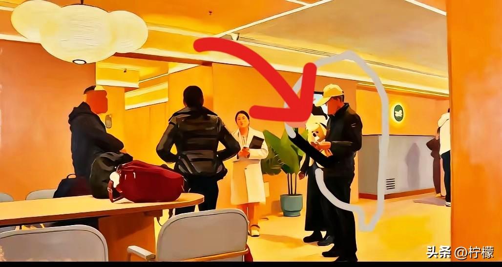 郑州汉庭酒店这事，说实话，挺让我意外的。
 
几家人带着孩子还牵着狗，非要住店。