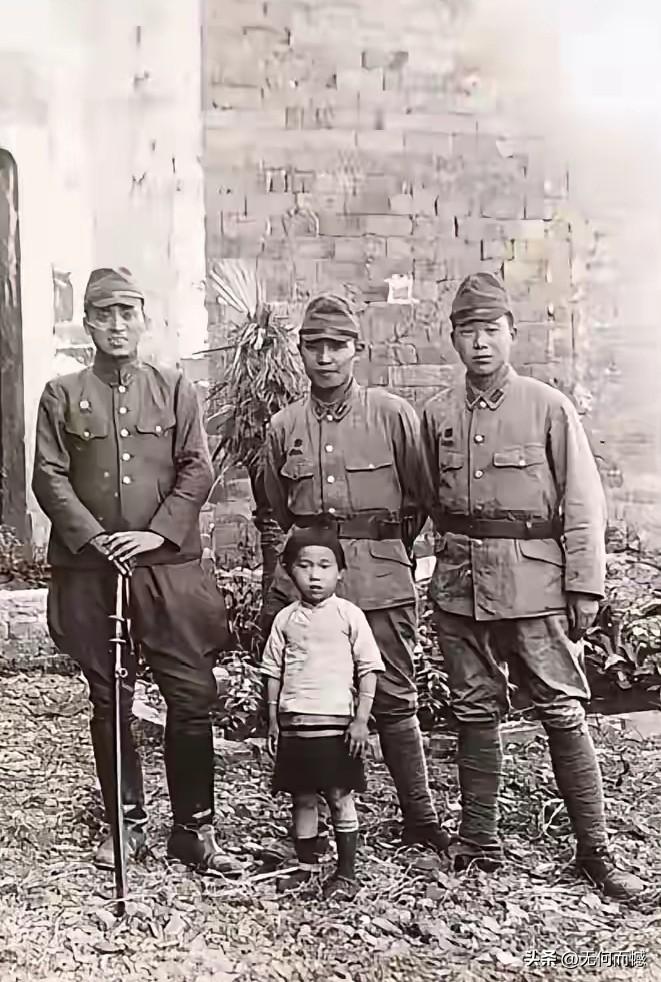 据说这是日本鬼子私人相册里的一张照片，没有搞明白，这三个日本鬼子为什么要和这个小