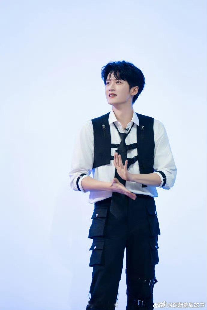 抽象却可爱的天花板！顶着爆炸头套依旧帅得亮眼，又萌又有梗的表现让人循环播放百遍不