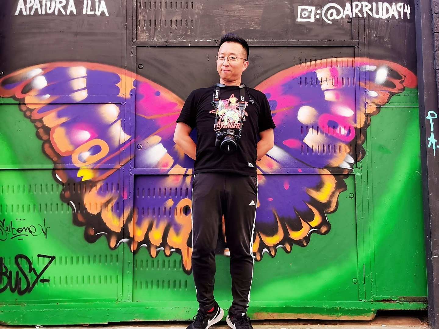 全世界最容易撞衫的地方就是大学 我大学的衣服，都是在服装城买的35元一件都嫌贵撞