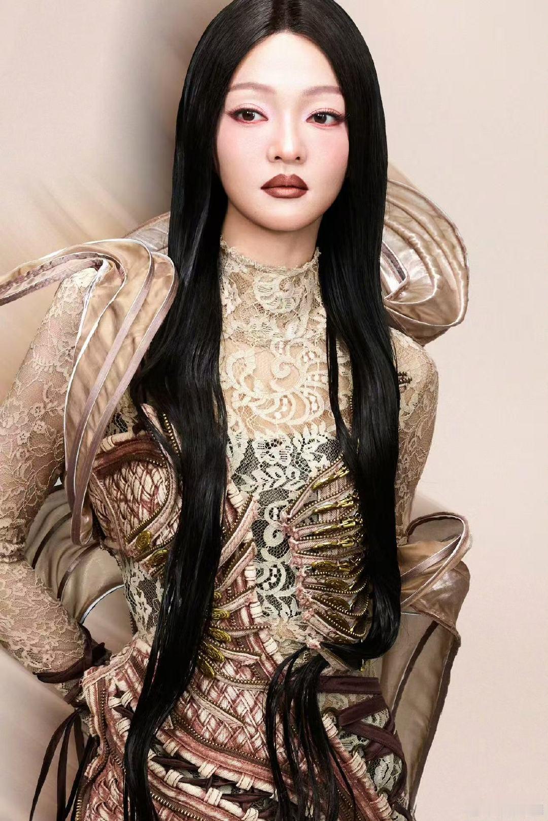 张韶涵新角色赛博歌姬登场 如果你的生活就像一个陀螺，努力旋转却总是跌倒，请牢牢锁