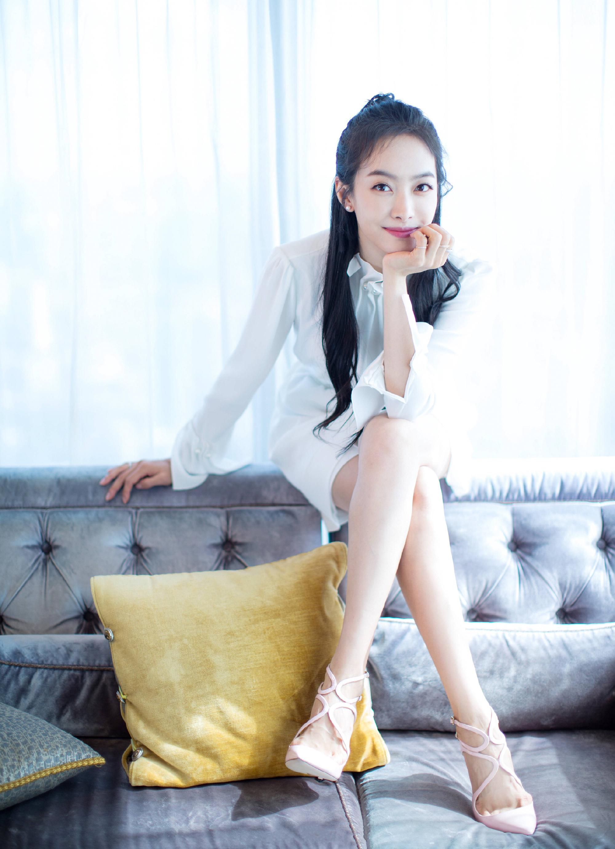 宋茜姐姐大长腿高跟妆造，百变穿搭可甜可美。宋茜