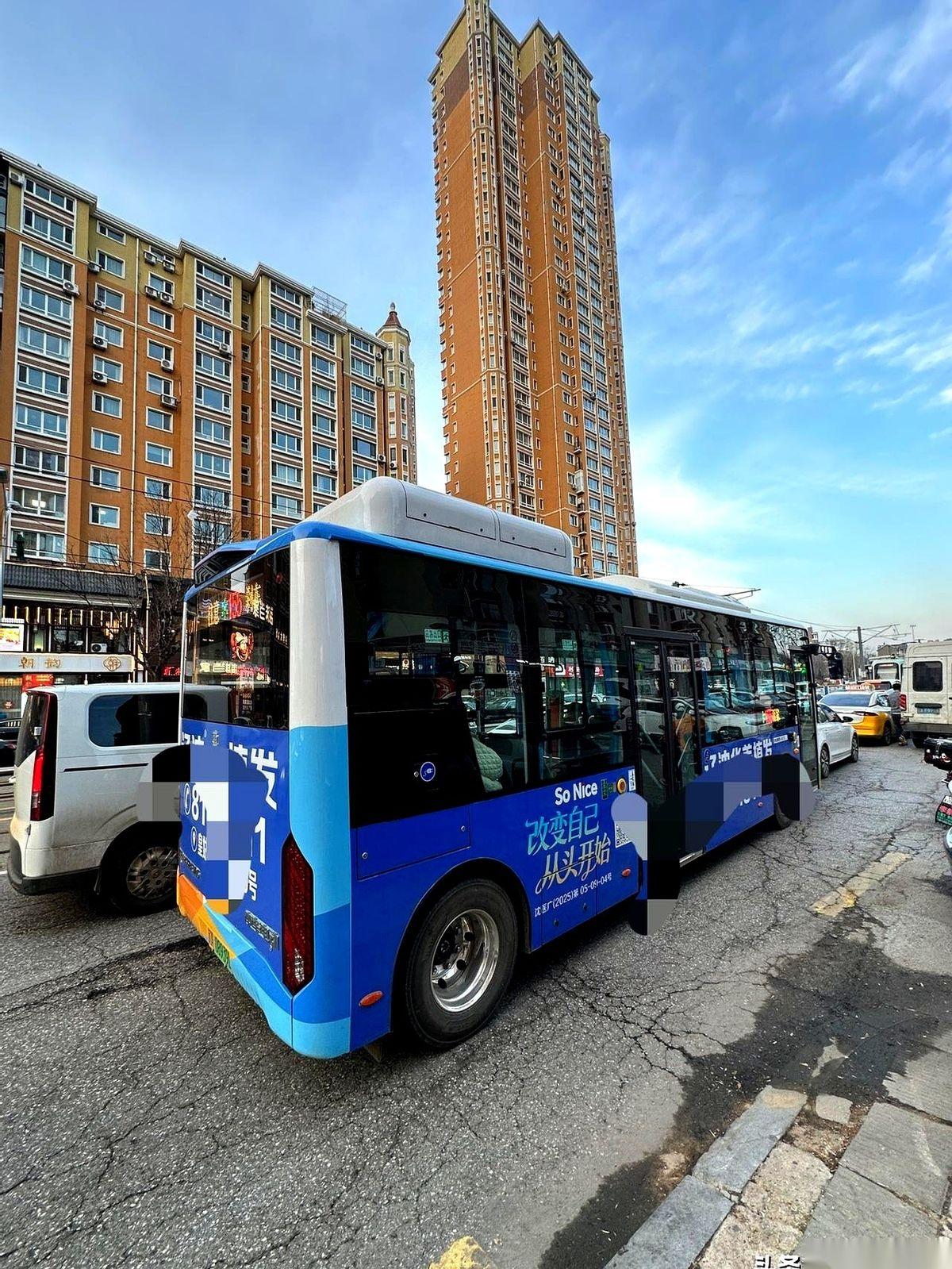 沈阳街头的公交车，正变得越来越“怪”。
原本威武的长车身像是被拦腰斩断，留下一个