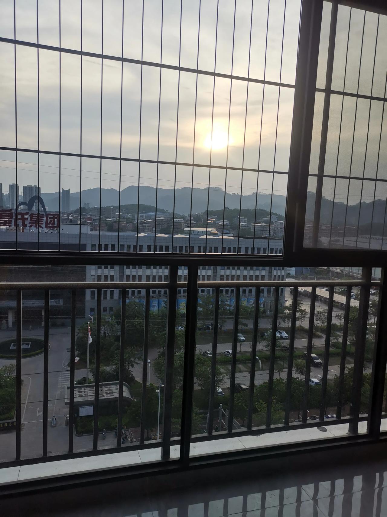 傍晚日落很美，太阳红彤彤的，灿烂柔和的余晖洒在阳台上，我静静地站在阳台上发呆，看