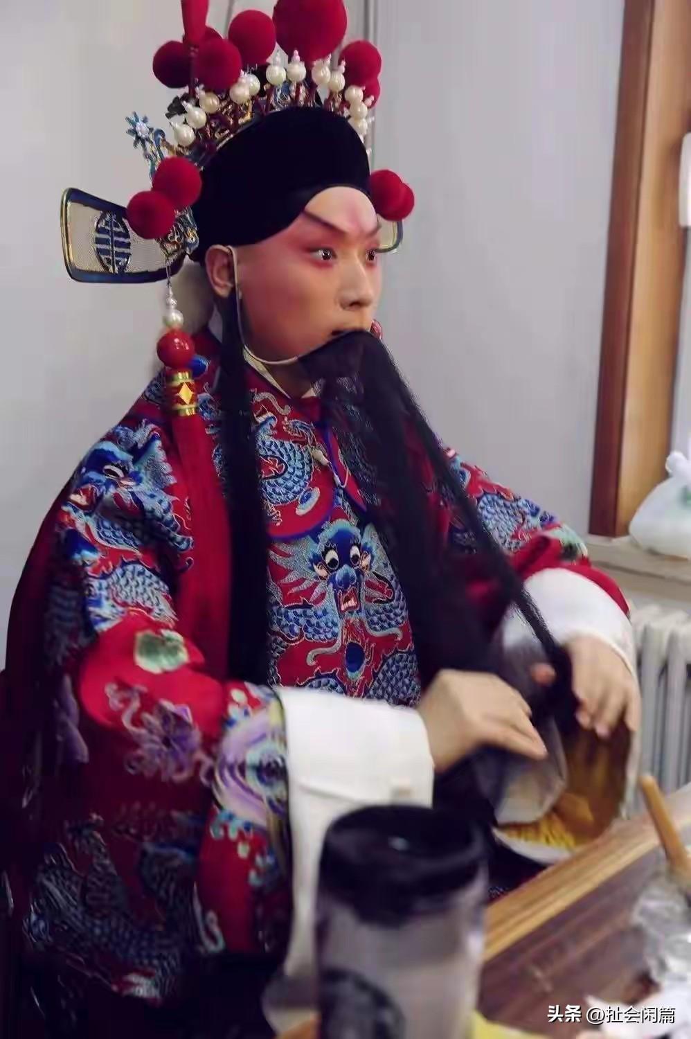 京剧余派老生凌珂与妻子闫虹羽，著名的梨园伉俪。

闫虹羽是天津京剧院刀马旦演员，