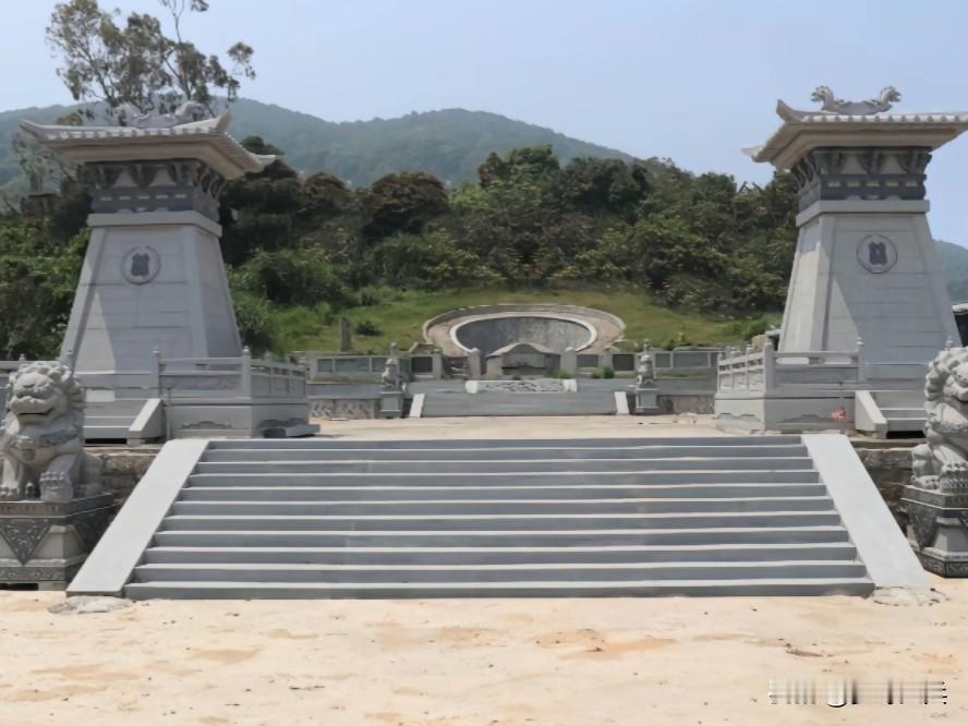 山上发现一座大型古墓，规模非常大，墓两旁有石塔与石狮，墓中间是三层石梯，封土堆上