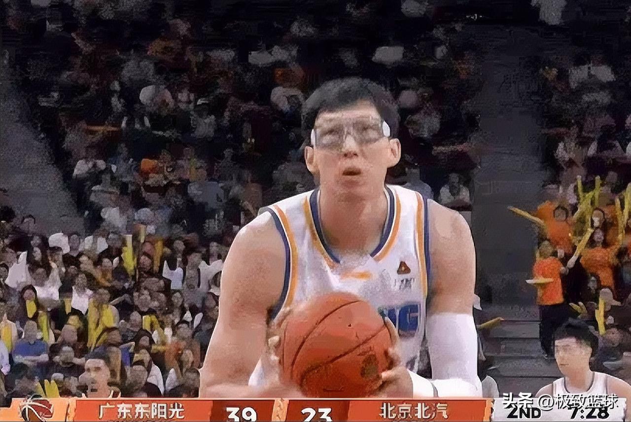 北京超级中锋周琦真是“拉完了”！在今晚北京对阵广东的第二节比赛中，周琦上罚球线再
