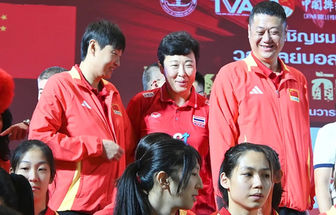 中国女排到泰国参加世锦赛，庆祝中泰建交50周年活动，杨昊和冯坤两位黄金一代球员又