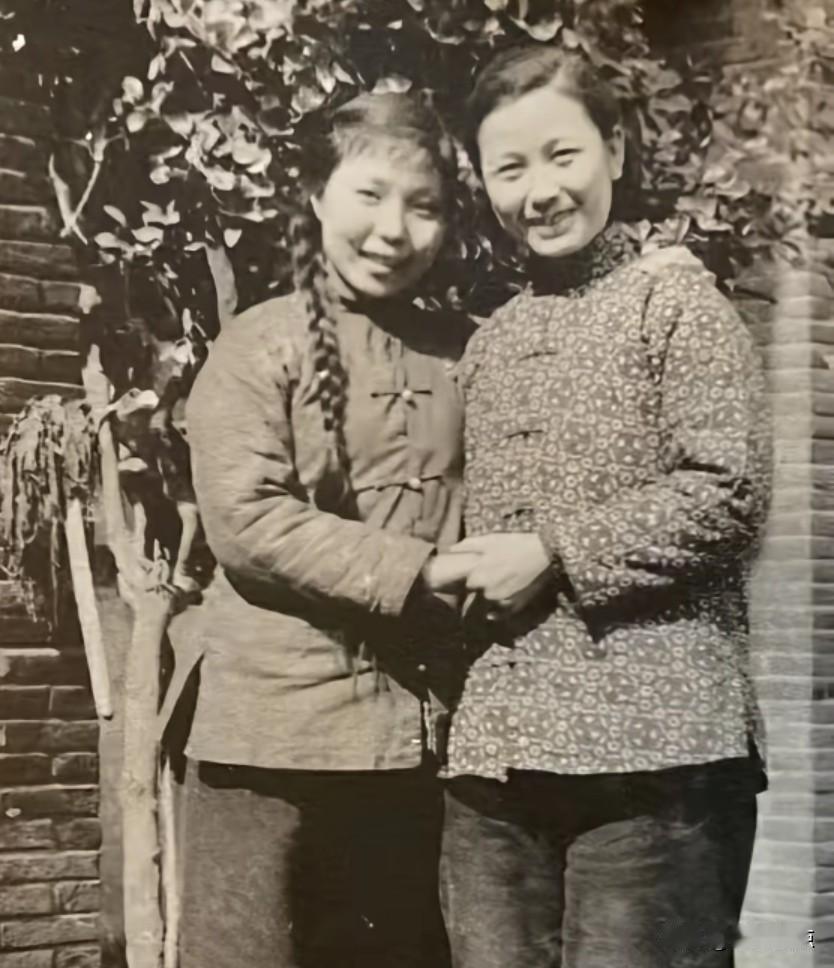 右边这位是著名越剧大师严凤英，想必不少戏迷都能认出来。她留下的黄梅戏艺术片《牛郎
