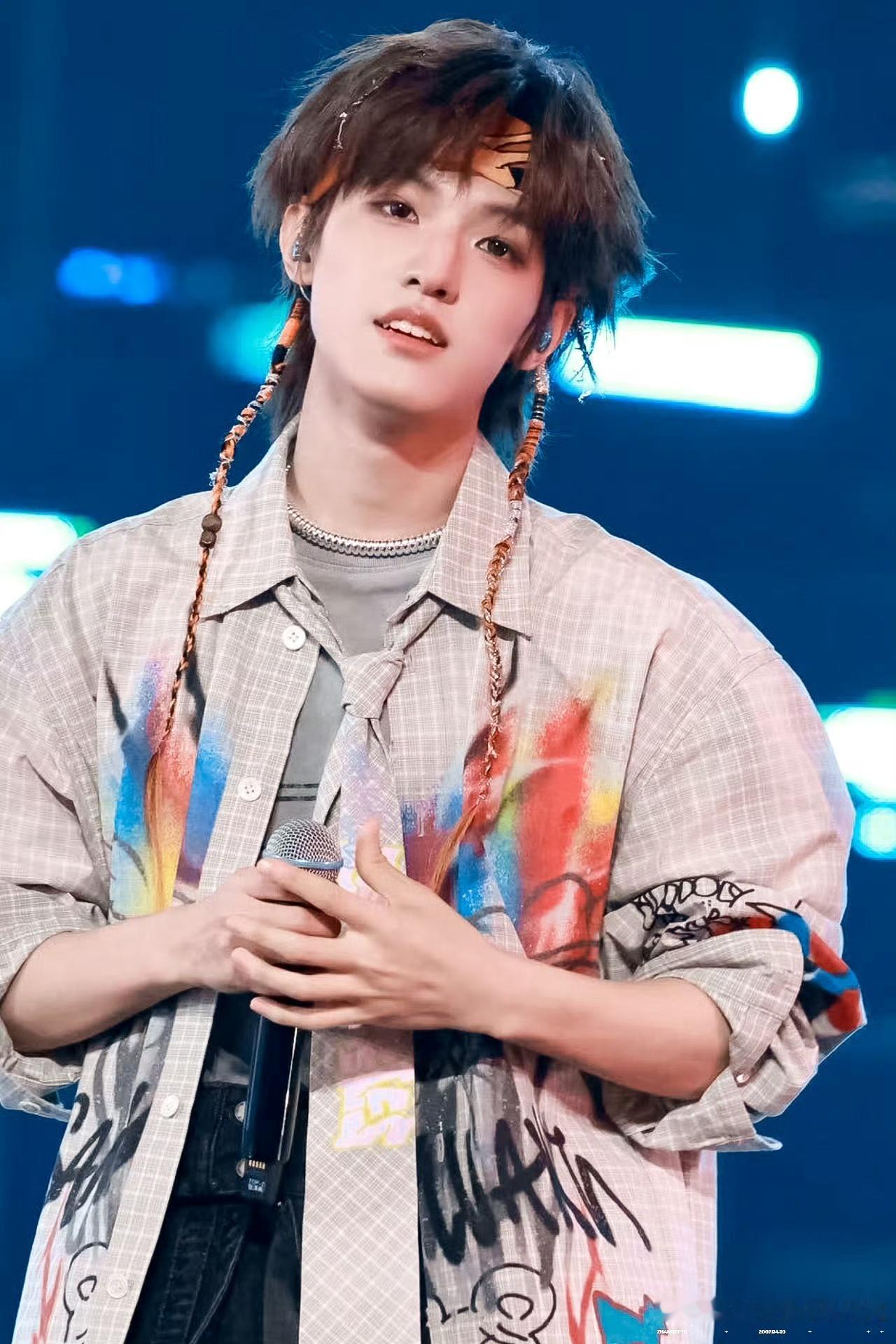 张泽禹居然扎了两个辫子 谁懂，看到扎双辫子的那一刻直接愣住，彩绳编发+涂鸦衬衫，