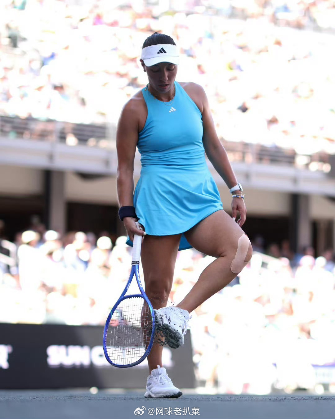 想看三盘你佩姐估计要令大伙失望了查尔斯顿女单决赛首盘，头号种子佩女士两度破发对手