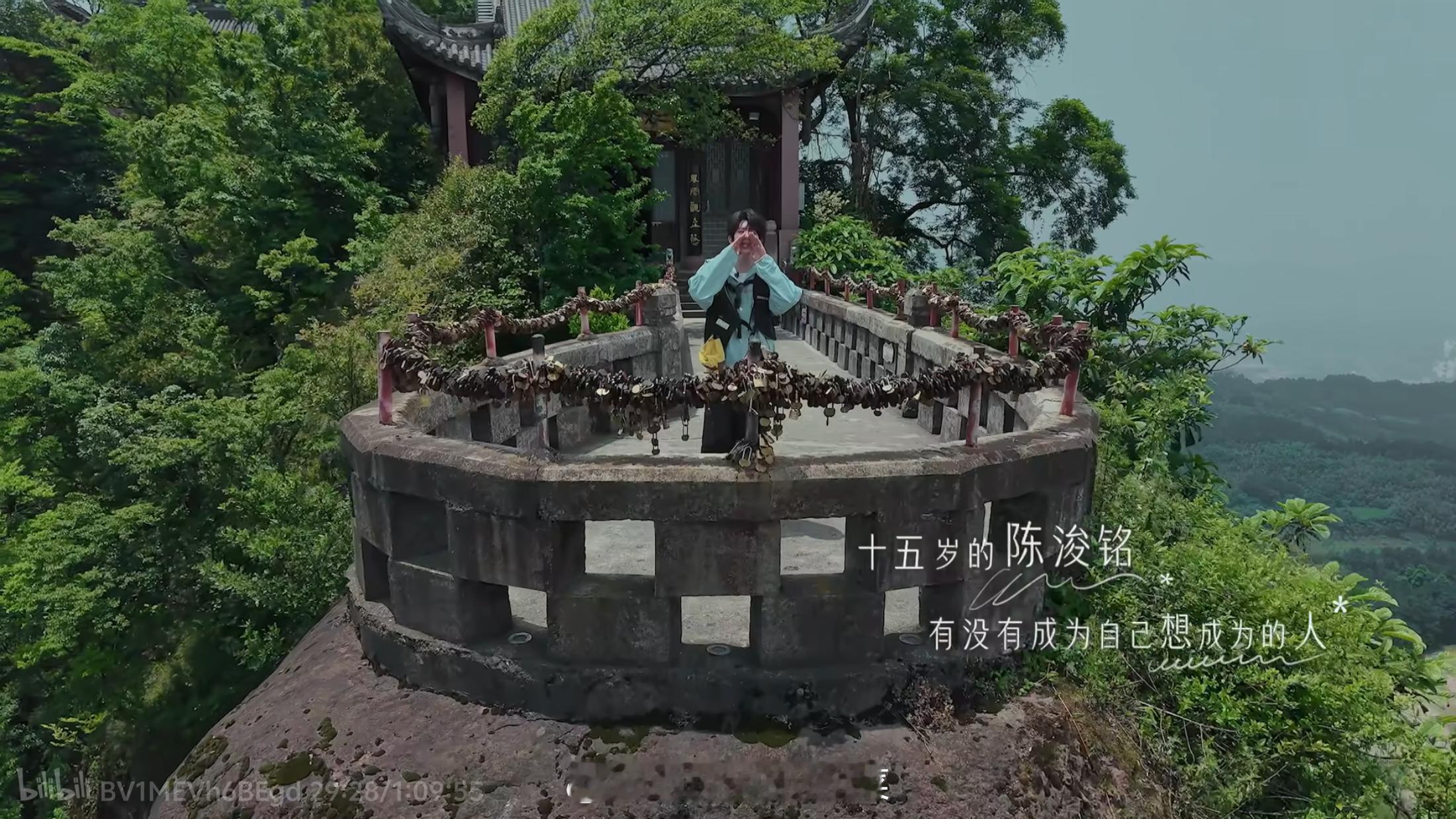 希望你永远像此刻一样，被风与温柔包裹，脚下是坦途，眼里是星光，前路永远开阔明亮。