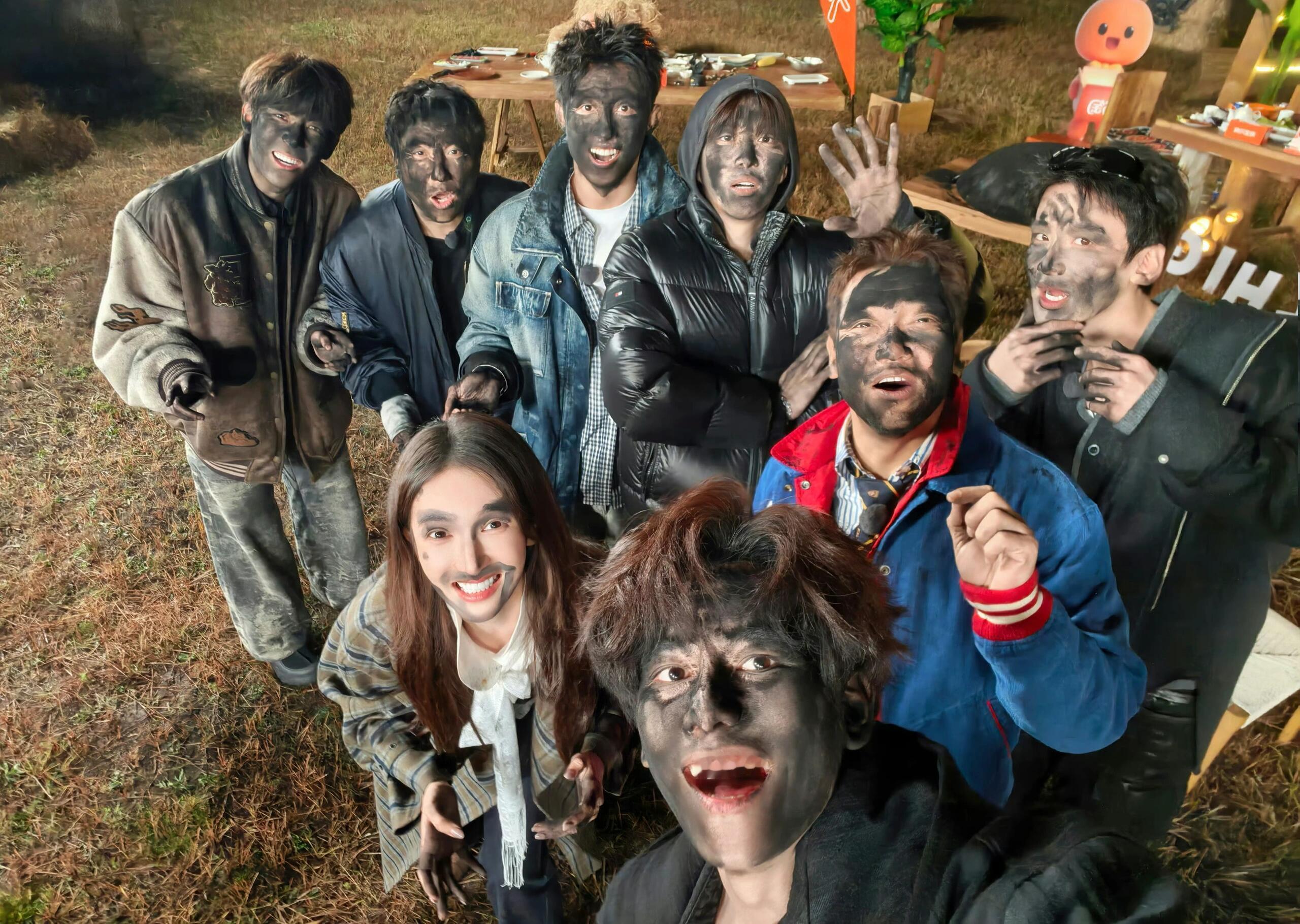 今天是“黑皮版”现在就出发团！牙都挺白的家人们还能认出谁是谁吗哈哈哈哈哈现在就出