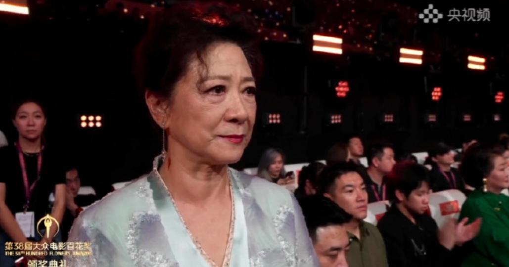 76岁王馥荔眼含泪光，她很骄傲，也很心疼。

8月10号北京百花奖颁奖现场，最佳