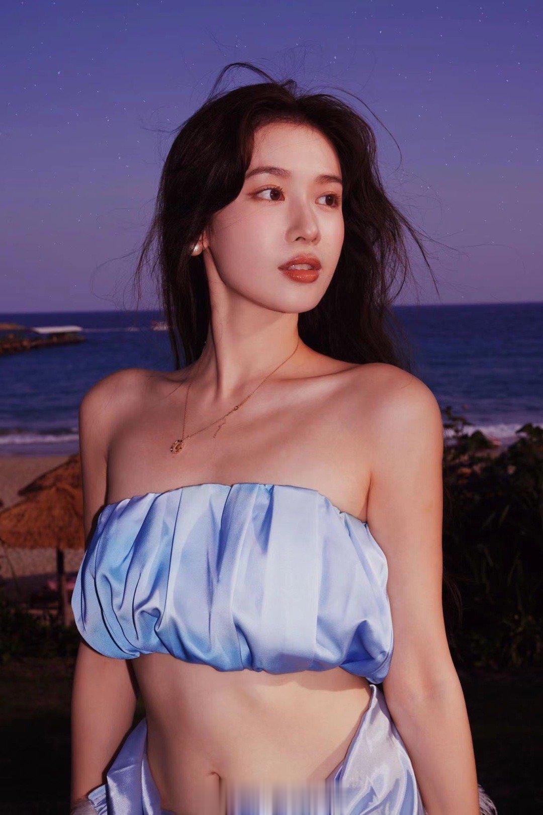 是追星星的女孩纸💜🥰✨原本是想拍一组美人鱼刚上岸的感觉的不知道你们能不能ge