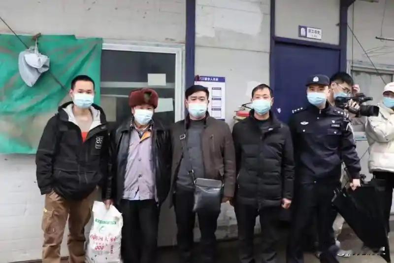 浙江杭州，一工地老板收留一名走失多年的聋哑老人，6年后， 老人的家人要把老人带回
