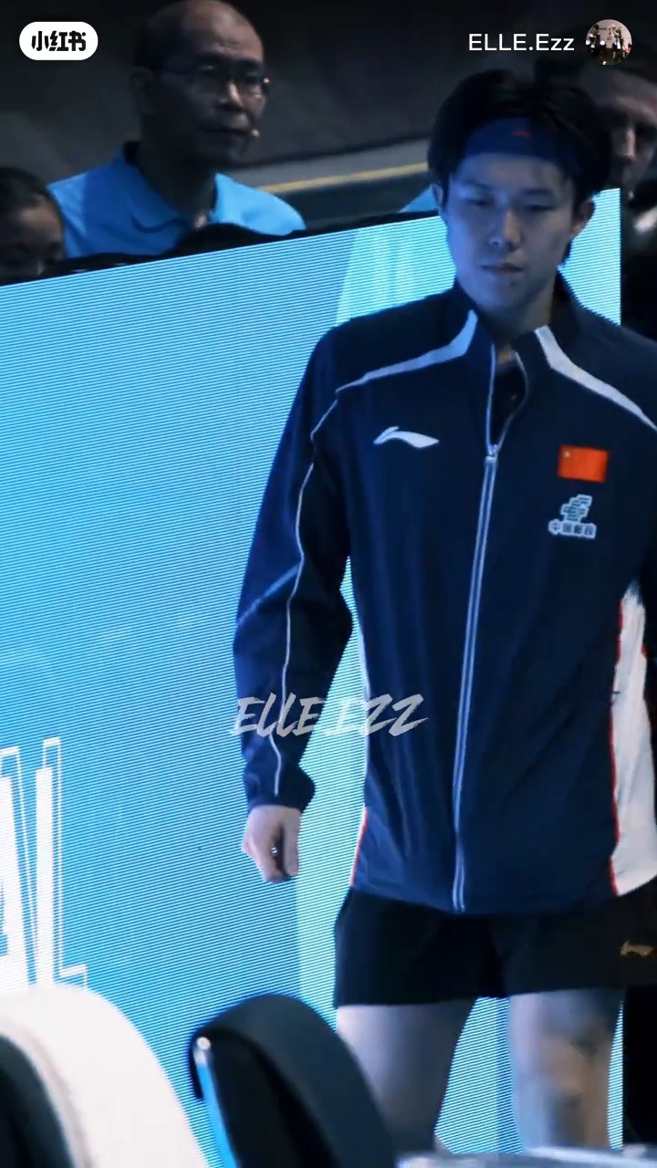 太喜欢昨天小王哥戴着发带的出场了一出场就被帅到cr：网页链接