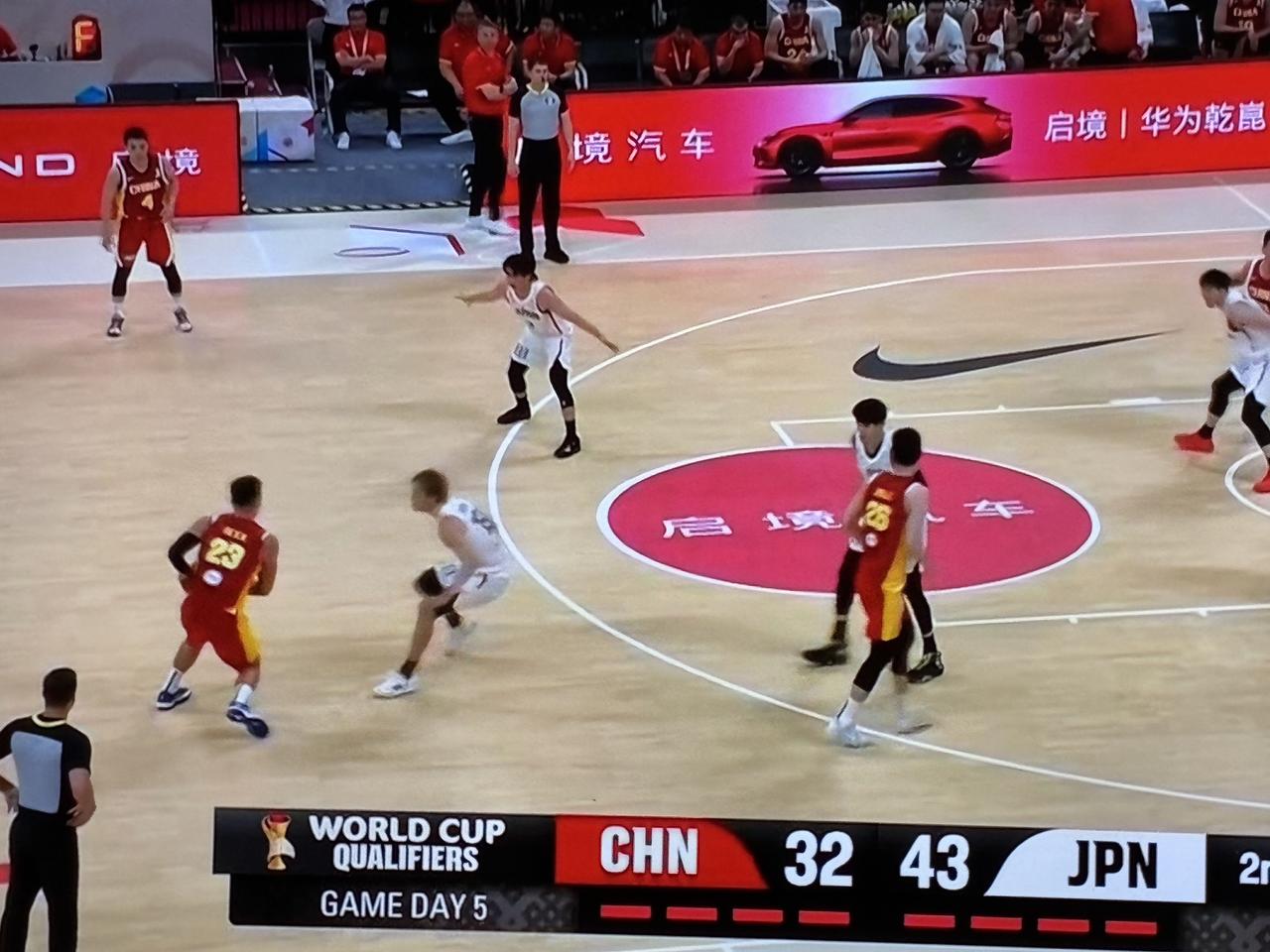 中国篮球别玩了，看看这些所谓的高手，一到正式比赛就疲软，防不住、投不进，面对小日