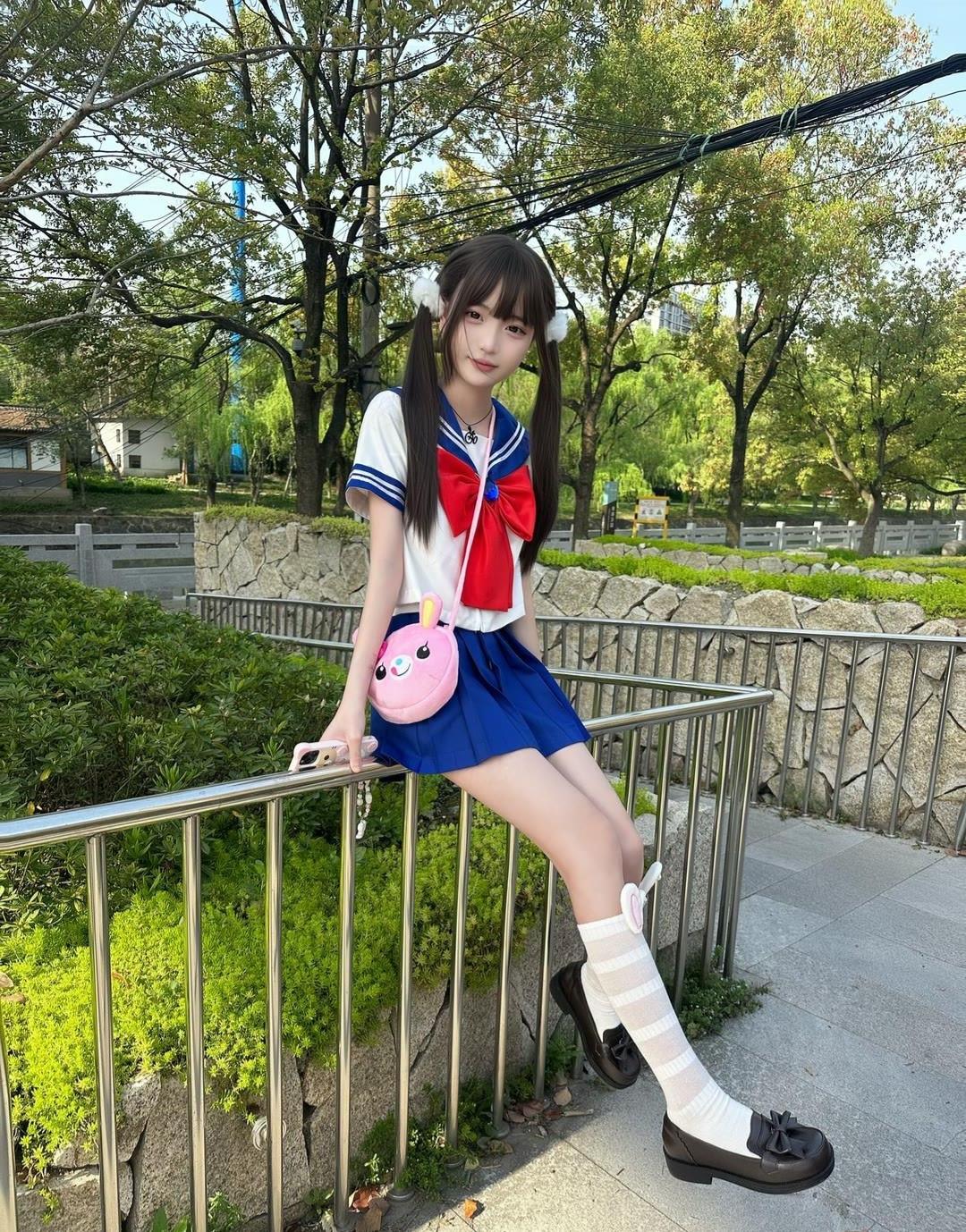 蓝白色的 JK 制服，白色条纹的丝袜，小皮鞋，再扎一个马尾辫，你见过这么可爱又纯