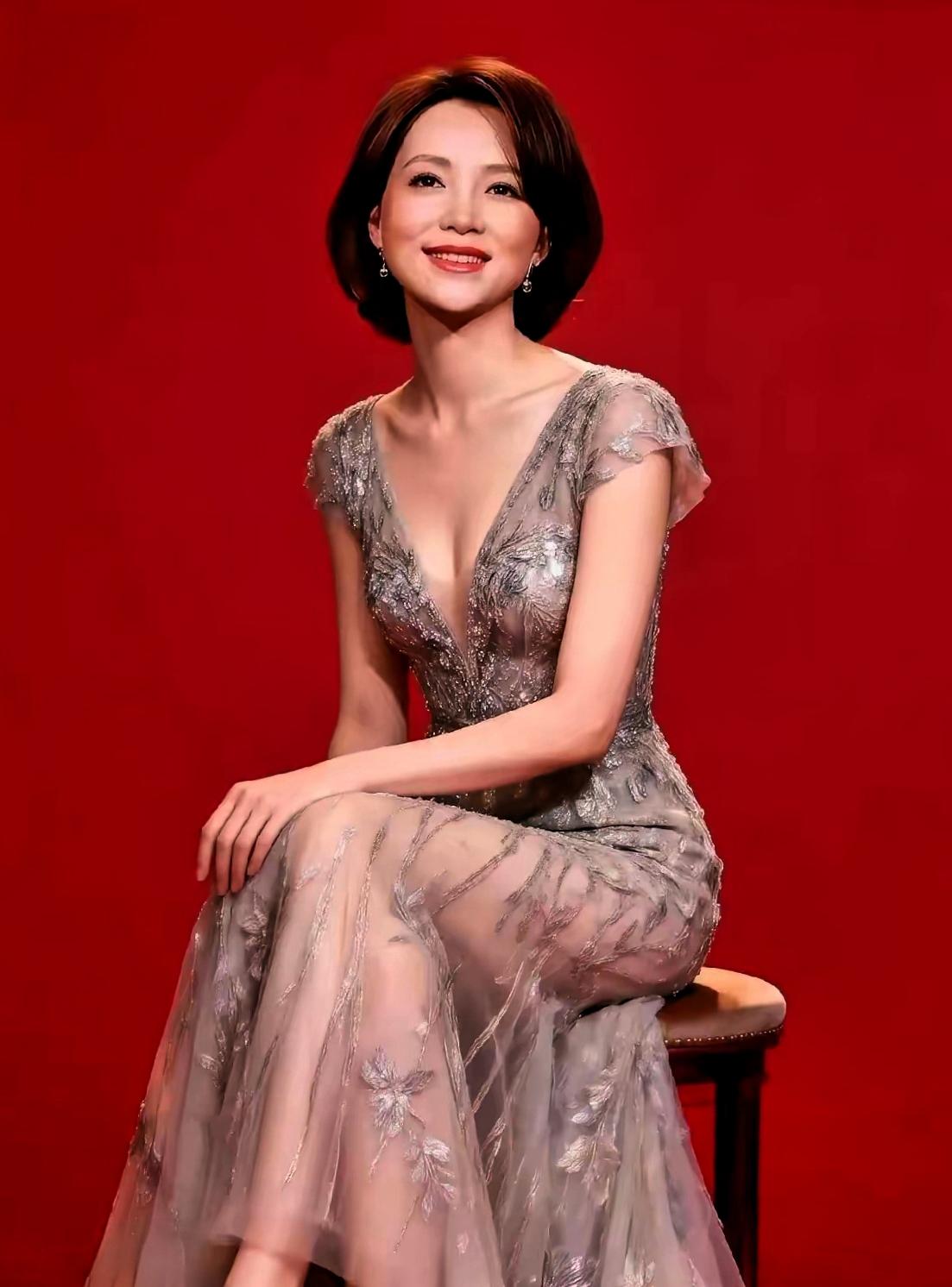 这是什么神仙魅力！
董卿的“美”，真是藏在骨子里的光✨
不靠瞬间的惊艳，而是多年