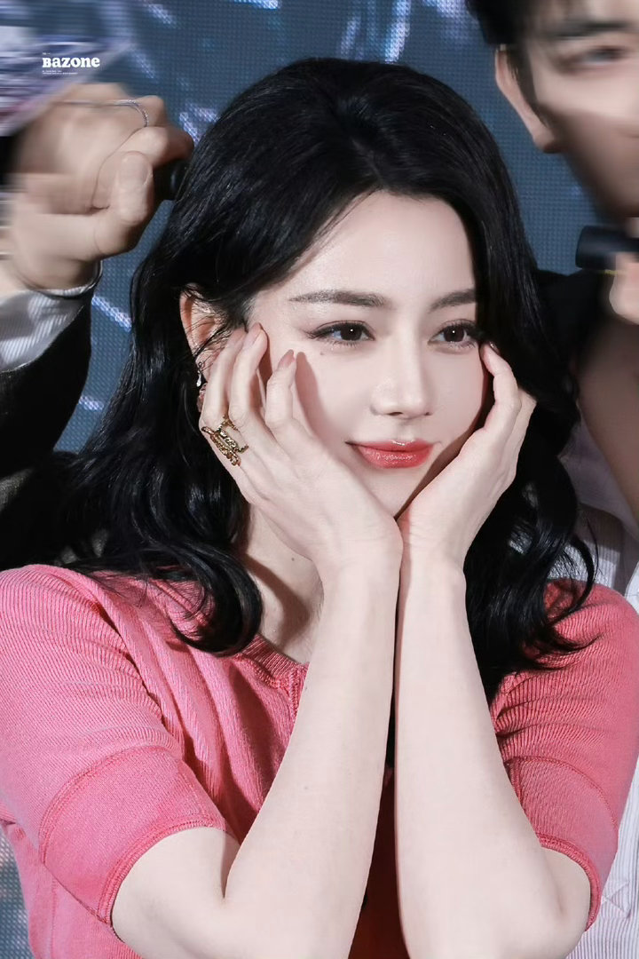 扛剧花迪丽热巴、杨紫今日活动图 