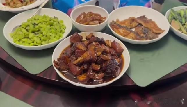 50岁的汤灿，穿着白毛衣，画着精致的妆容，在家里做饭做菜，招待朋友。
一看就比较