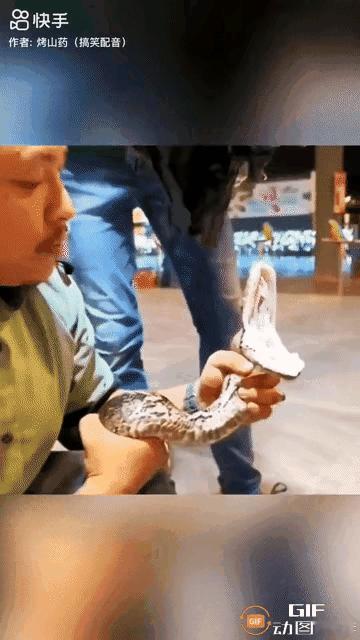 这条蛇的嘴巴真够大的了，看着就有些吓人，可是这些抓蛇的人更是一高人胆大，万一要是