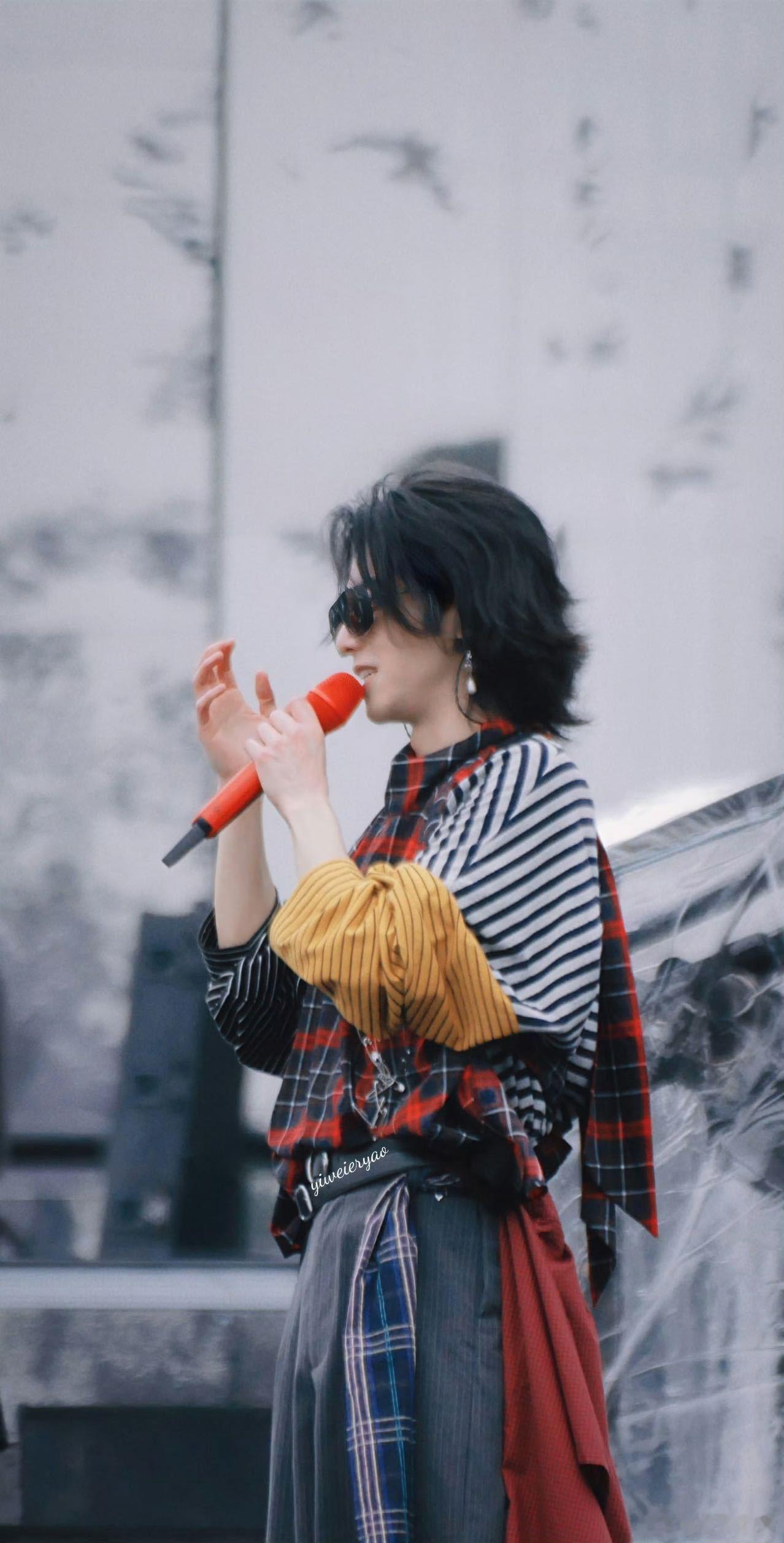 华晨宇 金牌调解员 花花太贴心啦。针对粉丝反馈这次乐园演唱会某些地方有一些秩序混