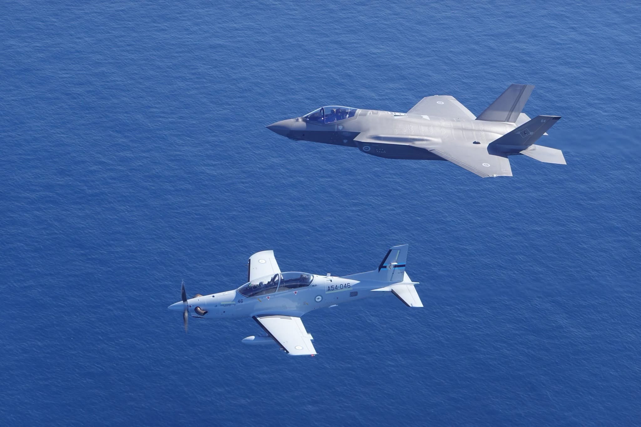 澳大利亚空军（RAAF）PC21和F35A同框喜欢以蓝天和大海为干净背景的空对空