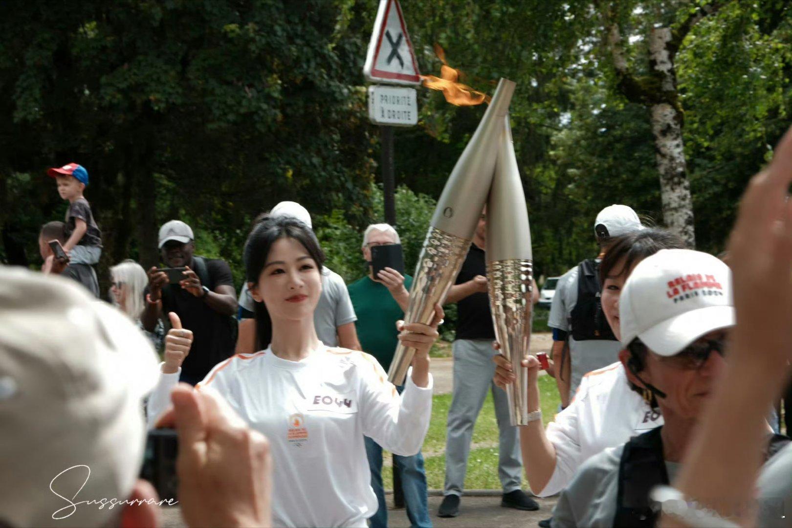 #杨紫G社生图#火炬手“紫”，真的好漂亮！她的美丽与活力，仿佛点燃了我们每一个人