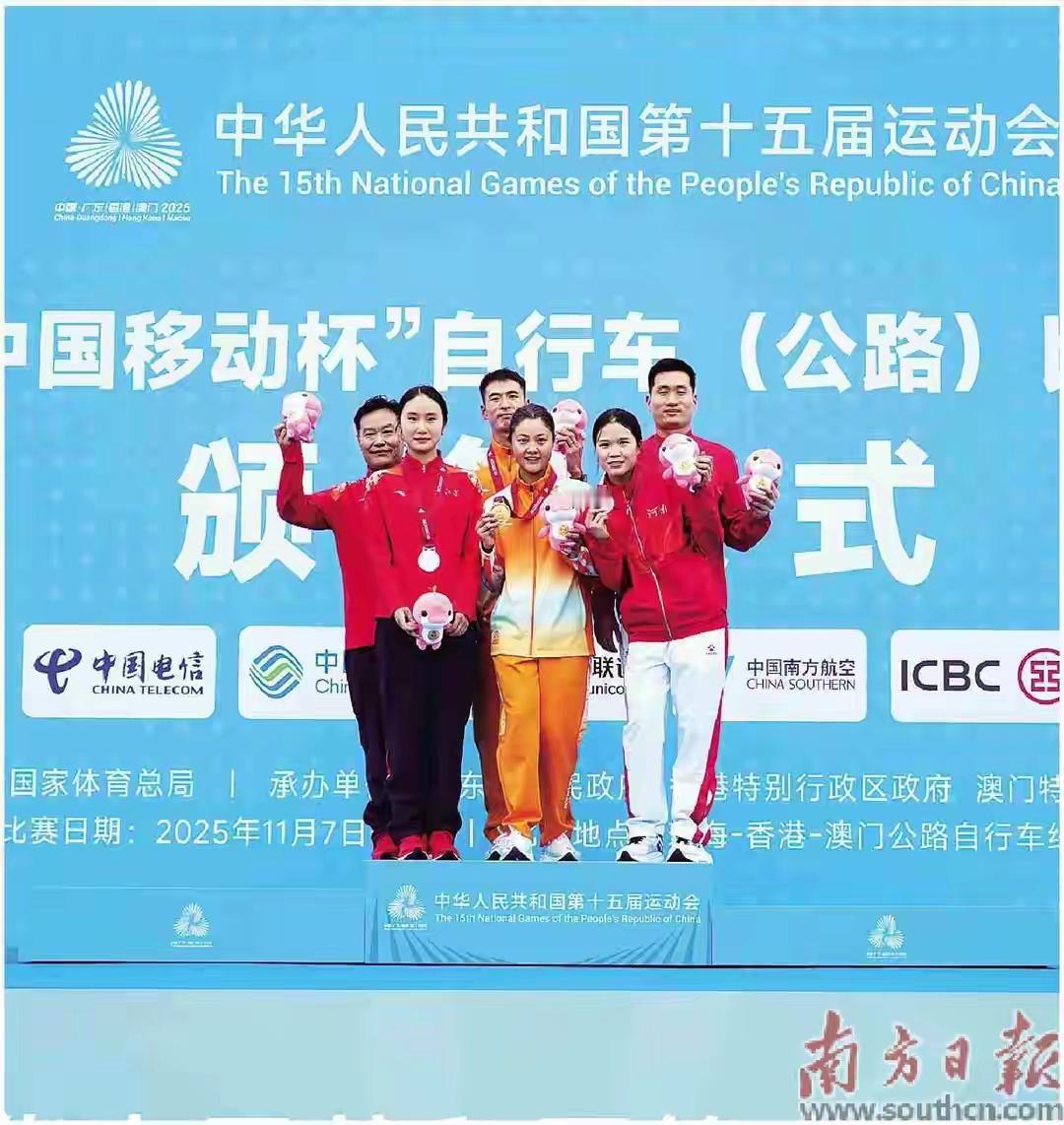 “硬联通”宛如一条坚韧的纽带，体现在基础设施的无缝连接上。
港珠澳大桥，这座世界