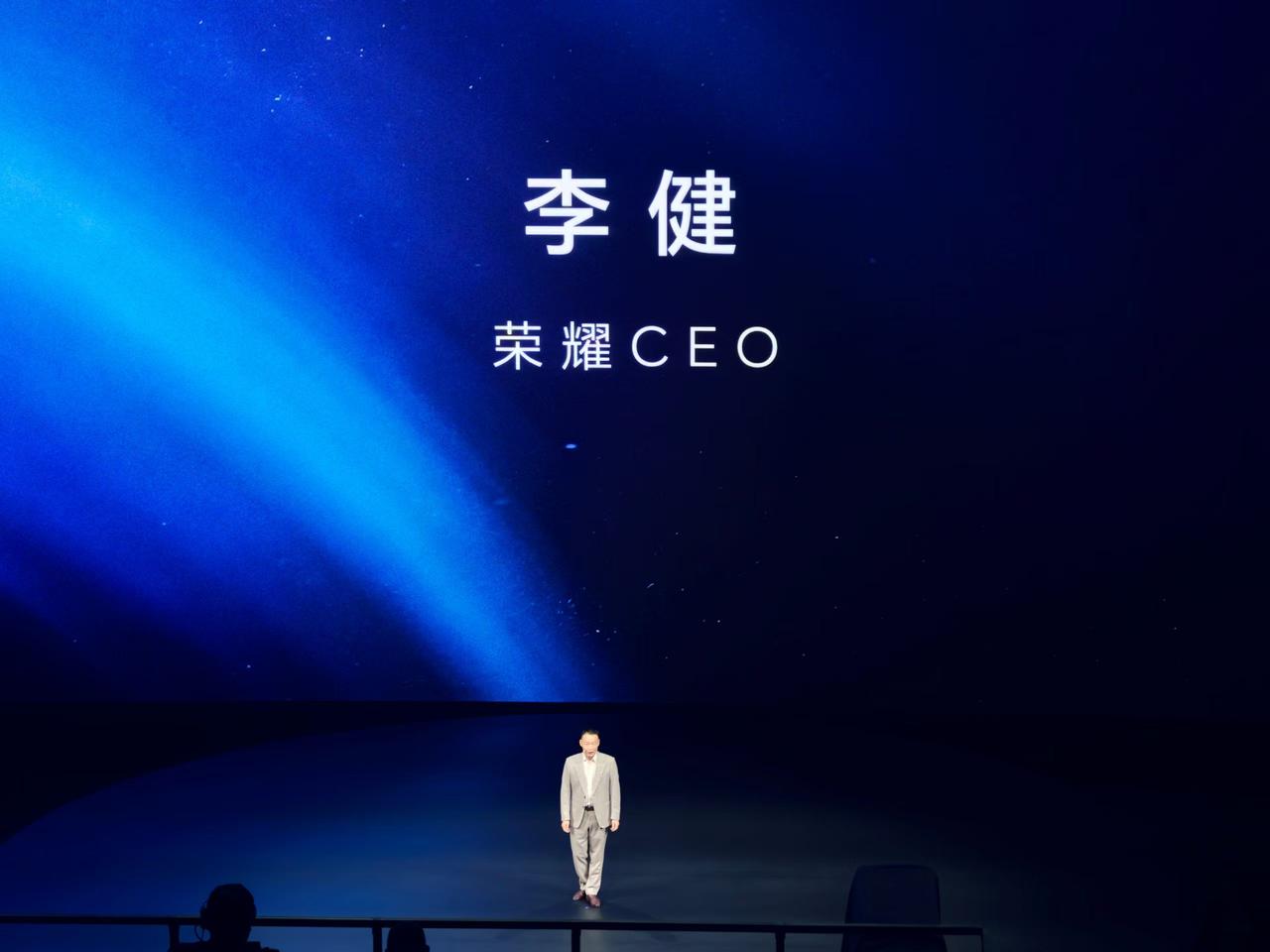 后退，总有一万个理由；前进，只需要一个“敢”字。

今晚7点，荣耀Robot P