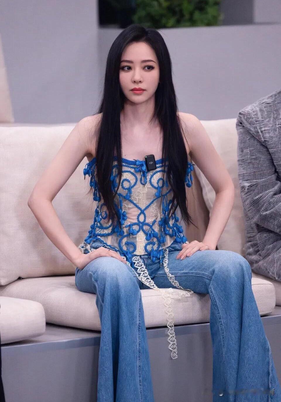 张靓颖年轻的时候在超女里面，长相还真一般，不过现在越发的成熟了，有一种成熟的女人